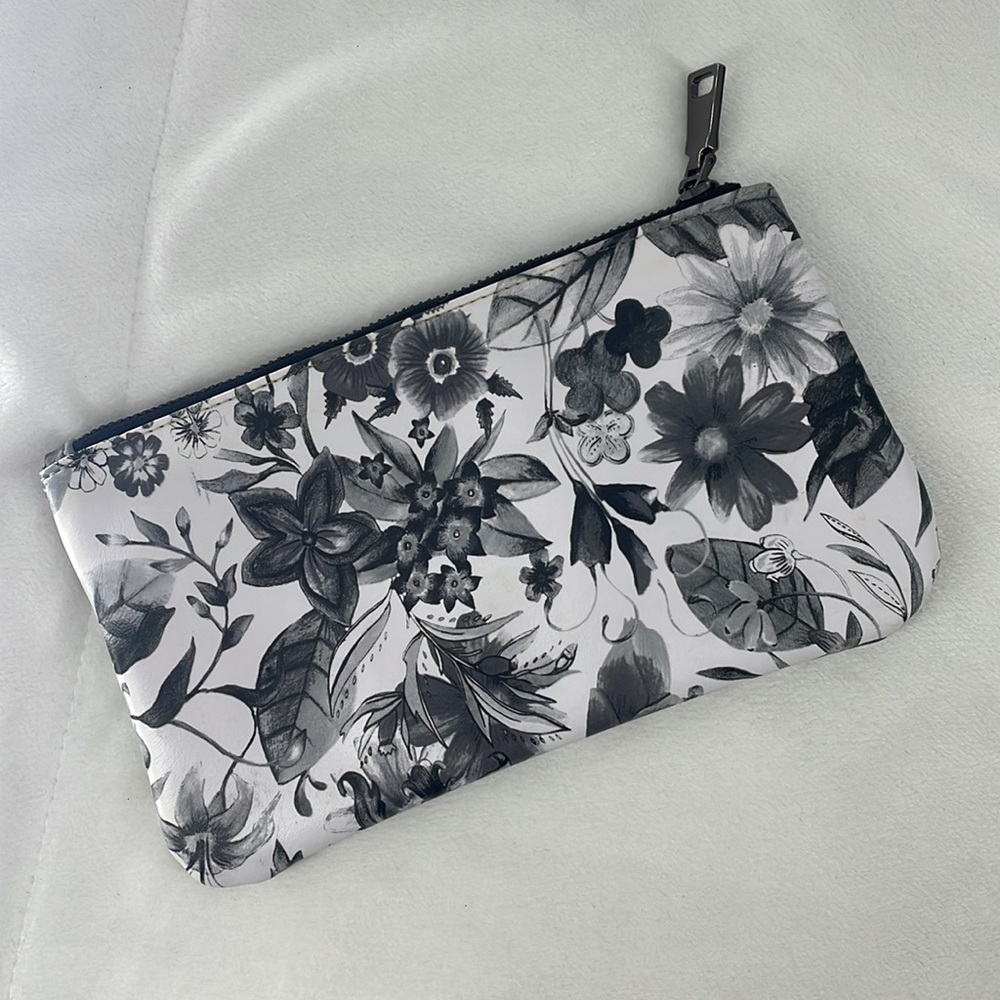 Steve Madden Keychain/Case Bundle - Picture 9 of 11